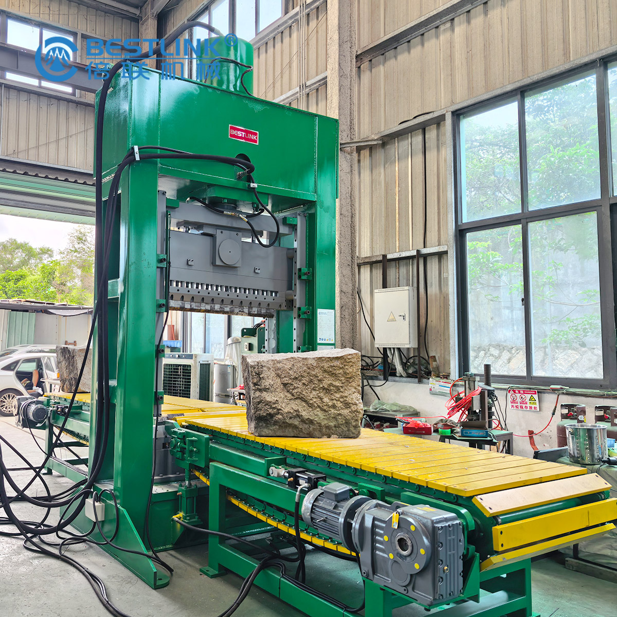 Bestlink Factory 320tons Stone Guillotine Stone Splitting Machine Ready for Russian Customer