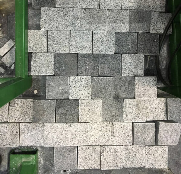 Gravity feeding stone brick splitting machine1