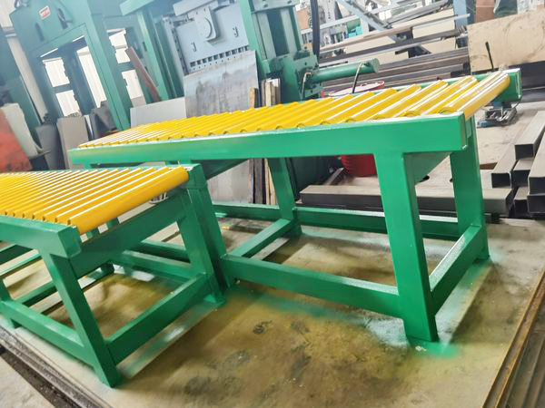 Roller conveyor for feeding stone into splitting machines 1