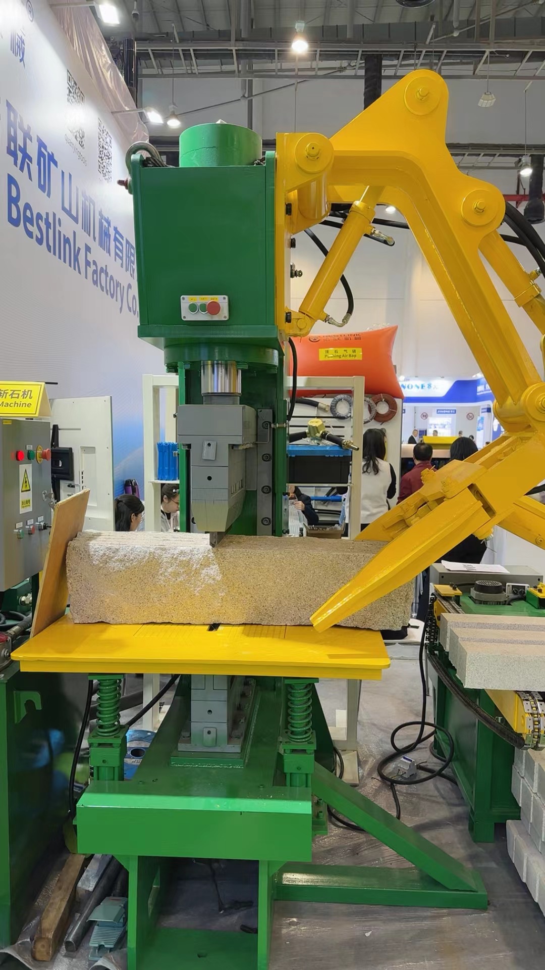 Hydraulic Stone Splitting machine with power 70T shown on Xiamen Stone Fair