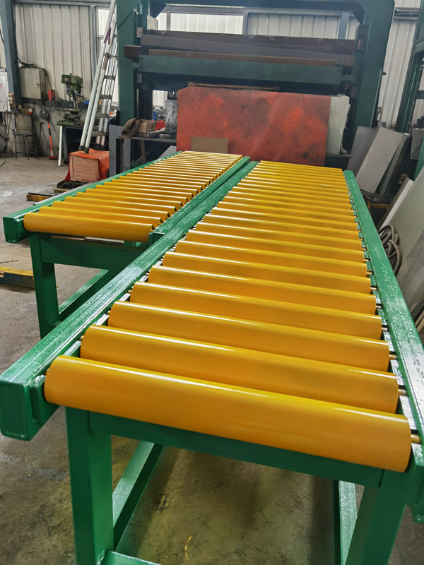 Roller conveyor for feeding stone into splitting machines 2